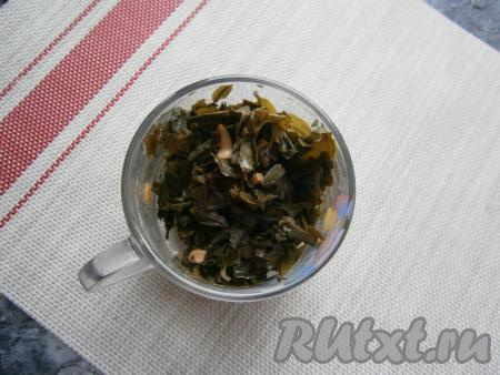 Оставшийся чай-заварку снова выложить в чашку объёмом 300 мл, залить кипятком, накрыть и оставить ещё на 10 минут.