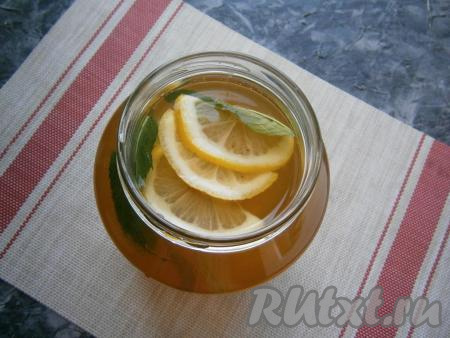 Теперь чай можно долить охлаждённой очищенной водой доверху банки, перемешать. Мне не хватило кислоты, поэтому я ещё добавила лимонную кислоту по вкусу.&nbsp;