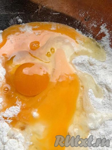 В получившуюся смесь добавляем оливковое масло и яйца. Если нет оливкового масла, то можно заменить его на подсолнечное или кукурузное.