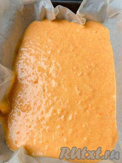 Смазываем форму для выпечки маслом (или выстилаем пекарской бумагой) и выливаем тесто в форму. Размер моей формы 20 см на 30 см. Ставим форму в горячую духовку и выпекаем морковный пирог при температуре 180 градусов. Время выпечки зависит от вашей духовки. В среднем, 45-50 минут, но надо регулярно проверять готовность выпечки, все духовки очень разные.