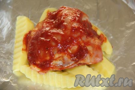 На картофель выложить одно бёдрышко.