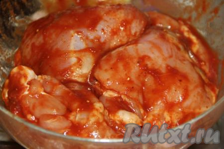 Хорошо обмазать курицу маринадом и оставить на пару часов.