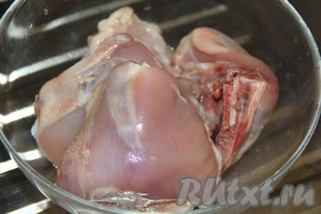 Куриные бёдра промыть под водой (шкурку с кусочков курицы я сняла, чтобы сделать блюдо более диетическим, но это по желанию).