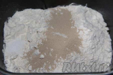 Всыпать муку, соль и сухие дрожжи. Выставить режим "Замес теста" (у меня этот режим составляет&nbsp;1,5 часа).