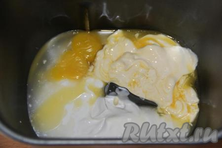 Влить растопленное тёплое сливочное масло и всыпать сахар.