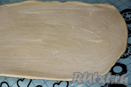 50 грамм сливочного масла немного размягчить (желательно заранее достать его из холодильника). Смазать пласт теста мягким сливочным маслом.