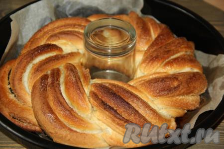 Выпекать плетёнку с сахаром и кокосовой стружкой&nbsp;в разогретой духовке минут 35 при температуре 200 градусов. Пирог должен покрыться красивой золотистой корочкой.