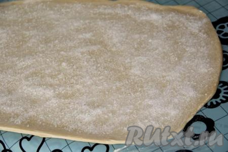 Для приготовления начинки соединить кокосовую стружку, сахар и ванилин. Если нет кокосовой стружки, то можно&nbsp;её заменить, например, на 5 столовых ложек мака или на 1&nbsp;столовую ложку корицы, а можно вообще ничего не добавлять кроме сахара. Перемешать. Присыпать тесто начинкой.