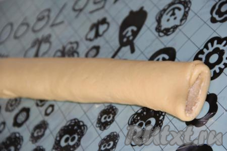 Свернуть тесто в плотный рулет.