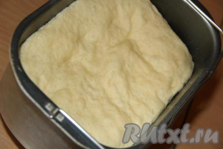 Если делать тесто вручную, то развести в тёплой воде (температура воды, примерно, градусов 40), сухие дрожжи и оставить на 15 минут (до появления пенной шапочки на поверхности воды). Затем соединить опару (дрожжи с водой), сметану, желтки, сахар, соль и не горячее растопленное сливочное масло, слегка перемешать, всыпать муку и замешивать нежное сдобное тесто сначала столовой ложкой, а затем вымесить руками. Оставить тесто в миске, накрыть полотенцем и поставить в тепло на 1,5 часа (до увеличения в объёме раза в 2-3).