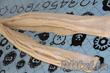 Разрезать рулет на две части в длину, не дорезая пару сантиметров до конца рулета.