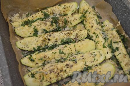 Поставить кабачки запекаться в разогретую духовку на 15-20 минут при температуре 180 градусов. За это время сыр расплавится, а дольки кабачков станут мягкими, но будут держать форму.&nbsp;