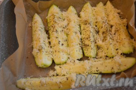 Затем каждую дольку&nbsp; кабачка посыпать сухими травами, сбрызнуть оливковым маслом&nbsp;и сверху посыпать натёртым сыром. Часть сыра оставить для украшения.