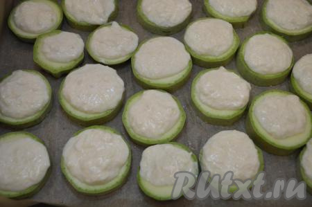 На каждый кружочек кабачка выложить по чайной ложке сырно-сметанной массы. Запекать кабачки в разогретой до 180 градусов духовке около 20-25 минут (до приятного золотистого цвета).