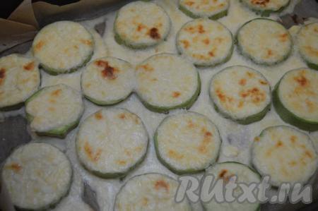 По прошествии времени сырно-сметанная заправка немного растечётся по противню, а кабачки будут уже достаточно мягкими, но будут держать форму.