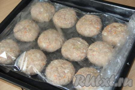Рукав для запекания выложить на противень и аккуратно разложить котлеты в рукаве, закрыть (или завязать) рукав с двух сторон.