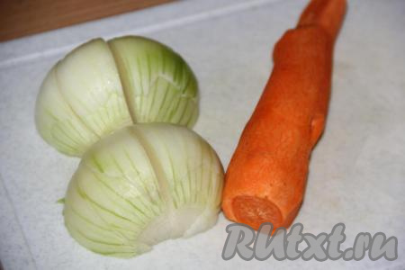 Морковь и лук почистить.