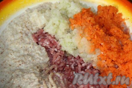 Хлеб слегка отжать. Пропустить через мясорубку хлеб, лук и морковь, а затем соединить с фаршем.