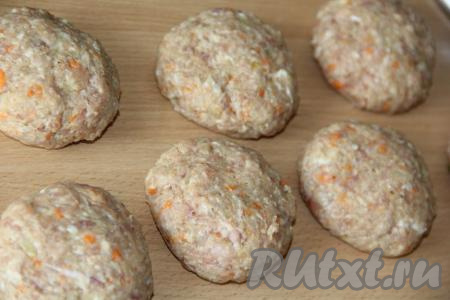 Из фарша сформировать котлеты.