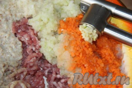 Чеснок почистить, пропустить через пресс и выложить к фаршу.