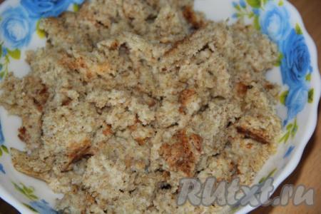 Хлеб залить молоком и оставить на пару минут, чтобы хлебушек размок.