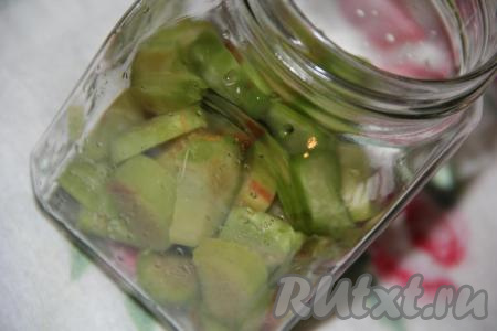 Выложить кусочки ревеня в банки. Заполняем банки на 1/3 объёма.