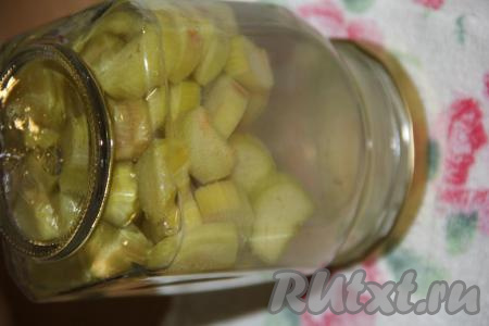 Перевернуть баночки кверху дном и укутать в одеяло. Оставить компот из ревеня до полного остывания, а затем убрать на хранение в прохладное и тёмное место. Зимой, открыв баночку и разбавив компотик по вкусу водой, вы несомненно получите удовольствие от замечательного ревеневого напитка с приятной кислинкой.&nbsp; 