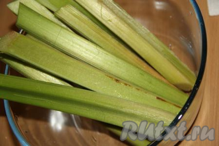 Стебли ревеня вымыть, а затем снять тонкую плёнку с каждого стебля.&nbsp;