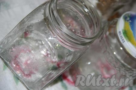 Банки предварительно вымыть и простерилизовать. Я стерилизую в посудомойке. Крышки прокипятить в кипящей воде в течение 5 минут.