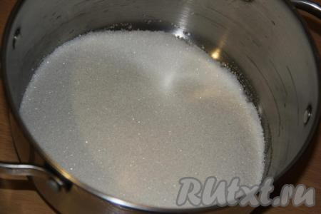Всыпать в кастрюлю сахар, влить воду, поставить на огонь.&nbsp;