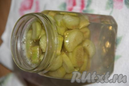 Залить банки с ревенем до горлышка горячим сиропом и сразу закрутить баночки крышками.