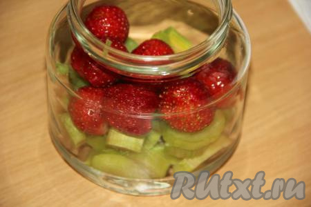 Таким же образом выложить клубнику.