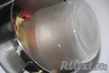 Баночки предварительно вымыть и простерилизовать любым удобным для вас способом (я простерилизовала на пару). Крышки прокипятить в воде в течение 3 минут.