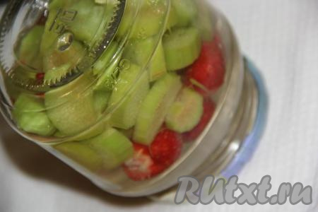 Сразу закрутить банки с клубнично-ревеневым компотом крышками и перевернуть кверху дном. Укутать баночки в одеяло, оставить до полного остывания. Остывшие банки убрать на хранение в тёмное и прохладное место. Приготовьте компот из ревеня с клубникой по этому рецепту, а зимой насладитесь его насыщенным вкусом и ароматом.