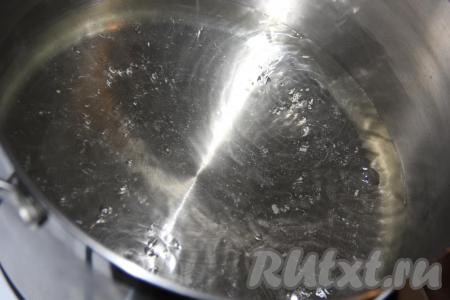 В кастрюле соединить сахар и воду. Поставить на огонь и довести сироп до кипения. Проварить сироп минуты 3 (за это время кристаллы сахара должны полностью раствориться).