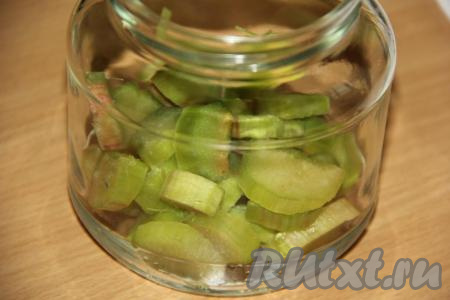 В простерилизованные банки разложить кусочки ревеня. Я просто поровну разделила на все баночки.&nbsp;