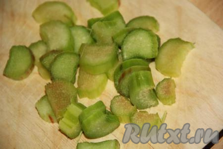 Стебли ревеня нарезать на кусочки.&nbsp;