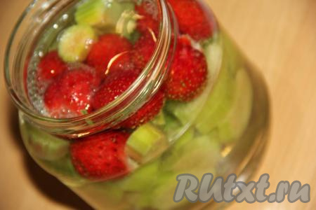 Банки с ревенем и клубникой до самого горлышка залить горячим сиропом.