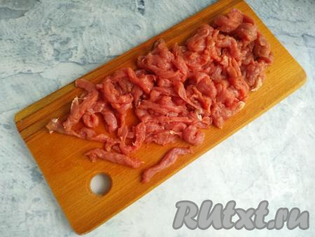 Нарезать отбитое мясо на продольные полоски.