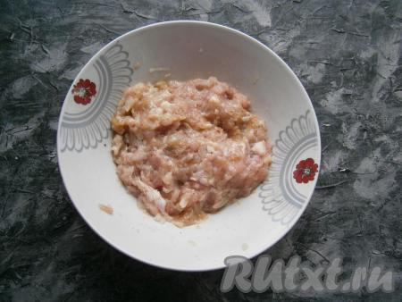 Фарш тщательно перемешать.