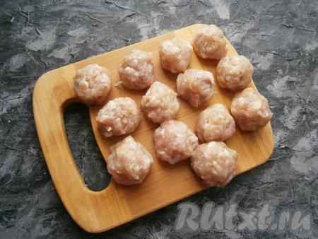 Сформировать небольшие фрикадельки.