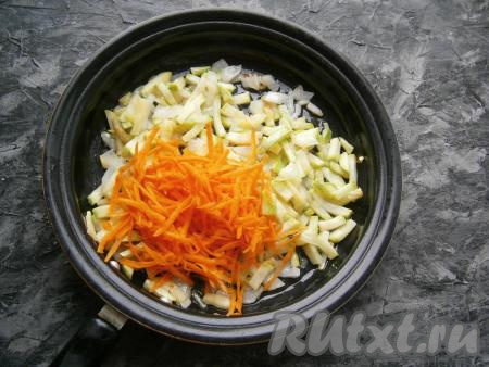 Кабачки с луком обжарить, помешивая, до лёгкой румяности (3-4 минуты) на среднем огне, затем добавить морковку, натёртую на крупной тёрке, и перемешать.