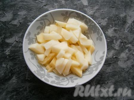 Нарезать на небольшие кусочки картошку.