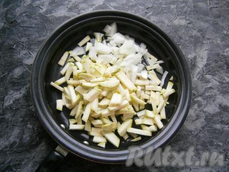 Если у кабачков тоненькая шкурка, её можно не срезать. Нарезать кабачки на небольшие брусочки и вместе с одной мелко нарезанной луковицей выложить в сковороду, влить растительное масло.