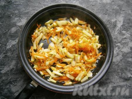 Обжаривать овощи, иногда перемешивая, ещё минуты 2-3.