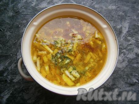 Воду довести до кипения в кастрюле, выложить картофель, снова довести до кипения. Воду посолить и, уменьшив огонь, варить картошку около 20-25 минут. Затем в кастрюлю выложить обжаренные овощи, добавить приправу.