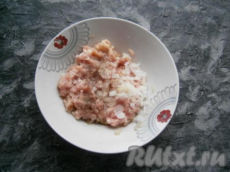 Картошку, лук, морковь и чеснок очистить. Фарш можно взять покупной или приготовленный в результате перекручивания через мясорубку кусочков мяса (я перекрутила кусочки куриного мяса и свинины). К фаршу добавить мелко нарезанную половинку луковицы, соль и молотый чёрный перец.