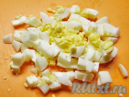 Яйца отвариваем в течение минут 8 с начала кипения воды, затем перекладываем их в холодную воду. Очищаем остывшие яйца и нарезаем на средние кубики.