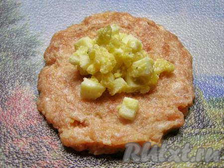 Делим фарш на 8-9 одинаковых шариков. Каждый шарик расплющиваем, чтобы получилась лепёшка, примерно, 1 см толщиной. В середину мясной лепёшки кладём начинку из яиц и лука.