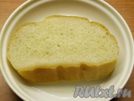 Для приготовления фарша замачиваем ломтик хлеба в небольшом количестве воды и оставляем набухать.